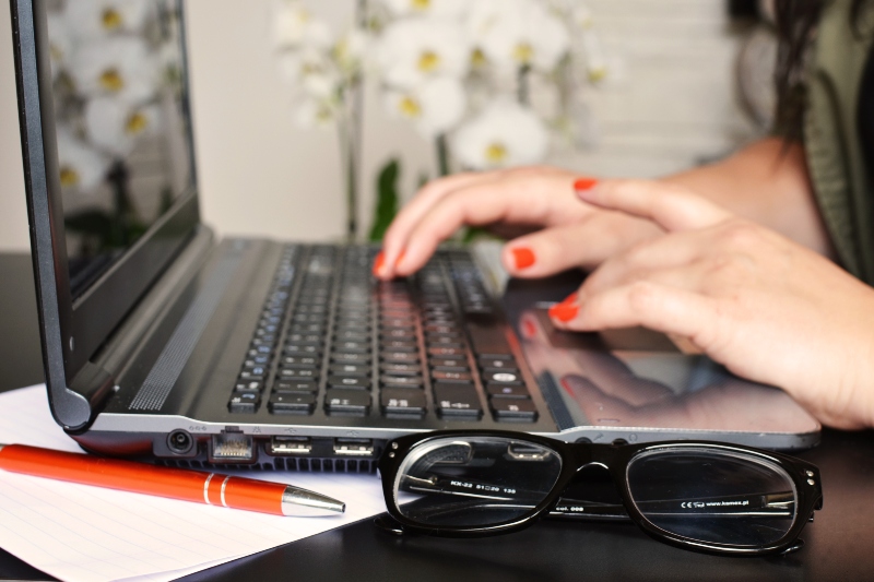 a woman using latop showing her painted nails: Windows 11 High Memory Usage